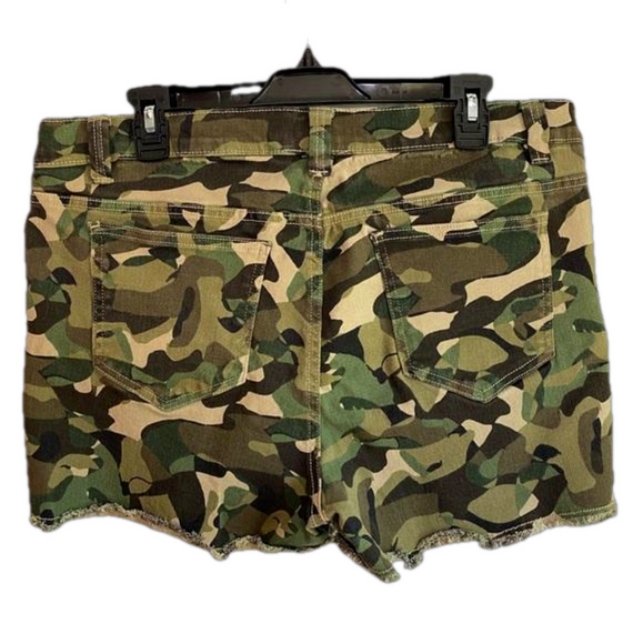 VENUS CAMO DENIM SHORTS NWOT SIZE 16 - Picture 5 of 10